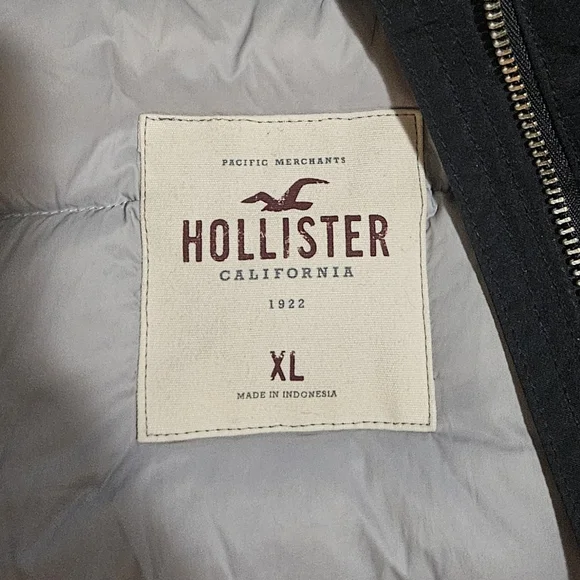 Hollister Black Puffer Jacket with Faux Fur Hood - Picture 5 of 5